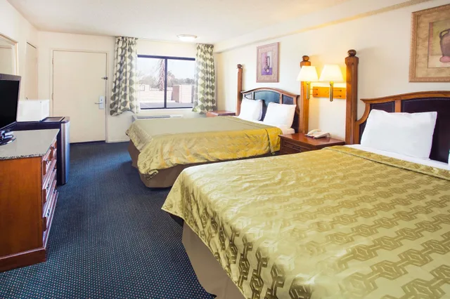 غرفة بسريرين كوين بحوض استحمام لذوي الإعاقة، Travelodge by Wyndham Indio 1/2