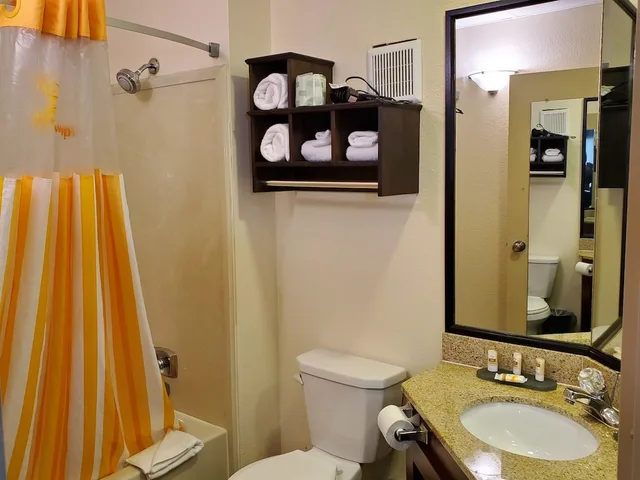 جناح عائلي بسرير كينج، La Quinta Inn & Suites by Wyndham Memphis Airport Graceland 2/2