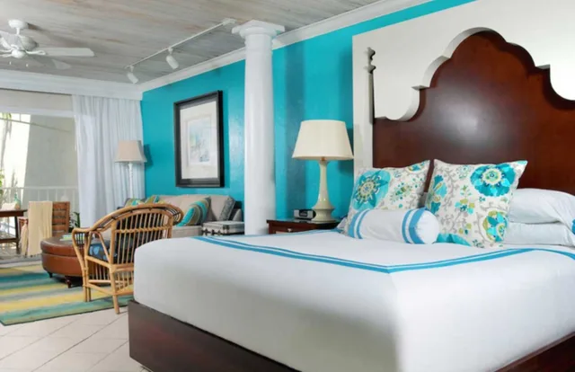 جناح جونيور بسرير مزدوج بإطلالة جزئية على البحر، Ocean Key Resort and Spa 1/5