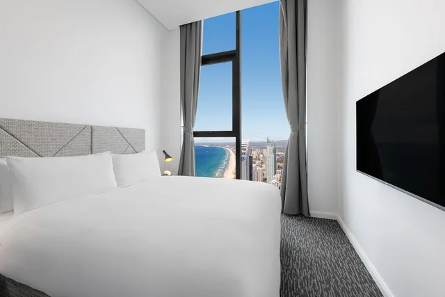 2 Bedrooms, Sky, Ocean, Suite, 2 King Beds، Meriton Suites Surfers Paradise 3/9