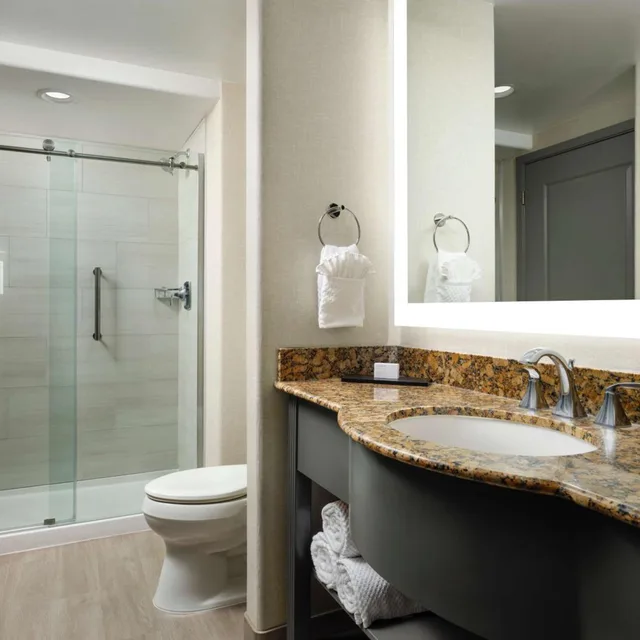 جناح بسريرين كوين بغرفتي نوم مع أريكة، Embassy Suites Tucson Paloma Village 5/5