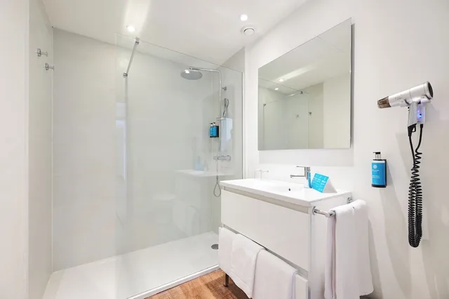 غرفة عائلية بسرير كوين وسريرين منفصلين بشرفة، Alua Calas de Mallorca Resort 4/5