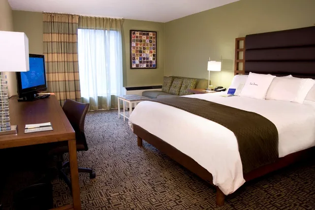 غرفة بسرير كوين مع أريكة، DoubleTree by Hilton Hotel Collinsville - St. Louis 1/6