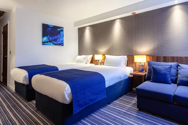 غرفة بسريرين منفصلين مع أريكة لذوي الإعاقة، Holiday Inn Express Edinburgh Airport Ex Quality Edinburgh Airport 4/10
