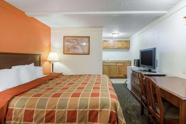 Room, Double Bed, Rodeway Inn Auburn Hills - Detroit 2/6