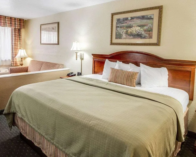 Suite, King Bed, Econo Lodge Inn and Suites Eagle Pass, TX 1/2