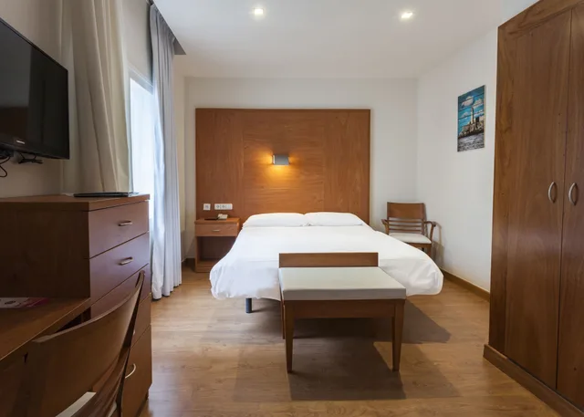 غرفة بسرير مزدوج مع سرير إضافي، Hotel Horitzo 3/6