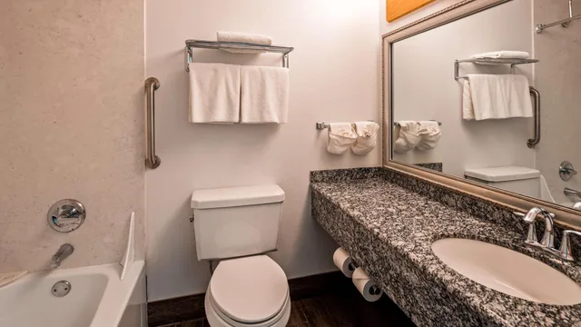 غرفة بسرير كوين بإطلالة على البحر، Best Western Valdez Harbor Inn 3/3