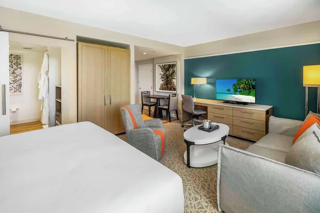 جناح استوديو بسرير كينج بإطلالة على البحيرة، Hilton Miami Dadeland 1/2