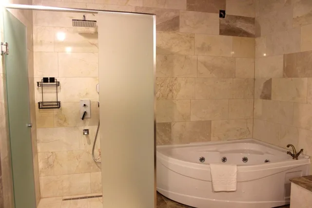 غرفة ثلاثية بحوض استحمام، Kayra cave suites 6/9