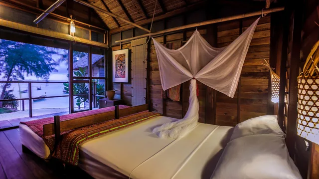 Big, 1 Queen and 1 Single Bed, Beach Front، Castaway 1/4