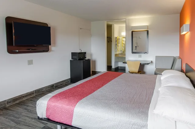 غرفة قياسية بسرير كينج لذوي الإعاقة، Motel6 Staunton, VA 2/3