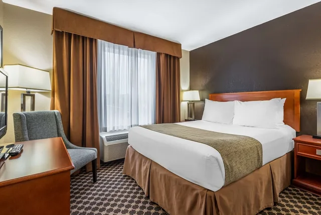 غرفة قياسية كبيرة بسرير كينج مع أريكة بحوض جاكوزي، Best Western Strathmore Inn 1/10