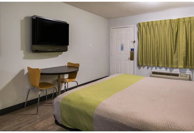Room, King Bed, Smoking, Motel6 Irving, TX - Loop 12 8/10