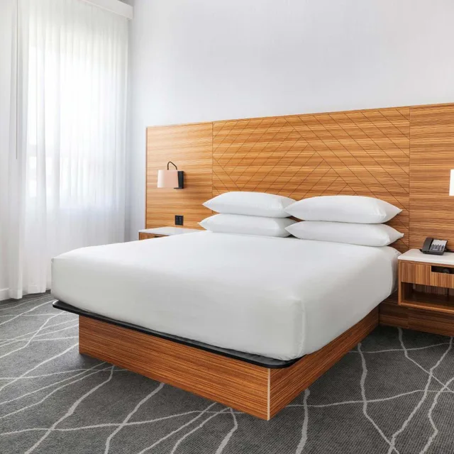جناح بسرير كينج بغرفة نوم واحدة مع أريكة، Delta Hotels by Marriott Grande Prairie Airport 2/3