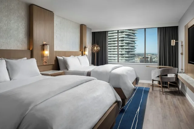 غرفة بريميوم بسريرين كوين بإطلالة على البحيرة، The Westin Harbour Castle, Toronto 1/3