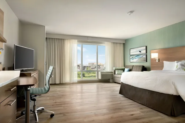 استوديو بسرير كينج بإطلالة جزئية على البحر مع أريكة، TownePlace Suites by Marriott Outer Banks Kill Devil Hills 2/3