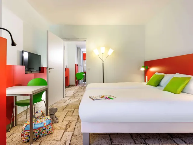 جناح كومفورت عائلي بسرير مزدوج وسريرين منفصلين، ibis Styles Karlsruhe Ettlingen 1/3