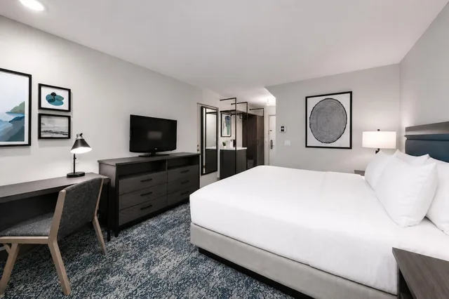 غرفة بسرير كينج لذوي الإعاقة، Seacliff Inn Aptos, Tapestry Collection by Hilton 2/10