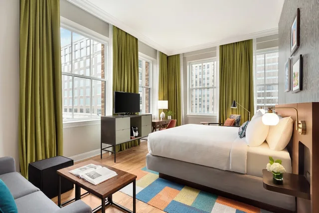 غرفة بريميوم بسرير كينج، Hotel Indigo Winston Salem Downtown 2/2