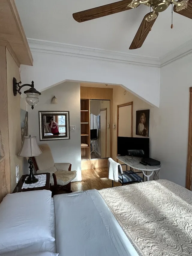 Heritage, Queen Bed, Private Bathroom، Le Sieur De Joliette 1/2
