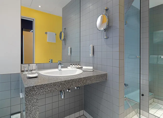 Stairway, Guest Room, Classic, King Bed, Queen Bed، Sheraton Hannover Pelikan Hotel 3/3