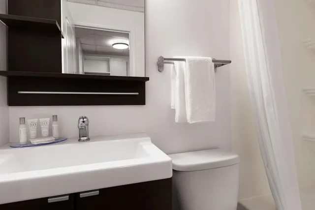 غرفة بسرير كوين يُسمح فيها بالحيوانات الأليفة، Howard Johnson by Wyndham Grande Prairie 4/4