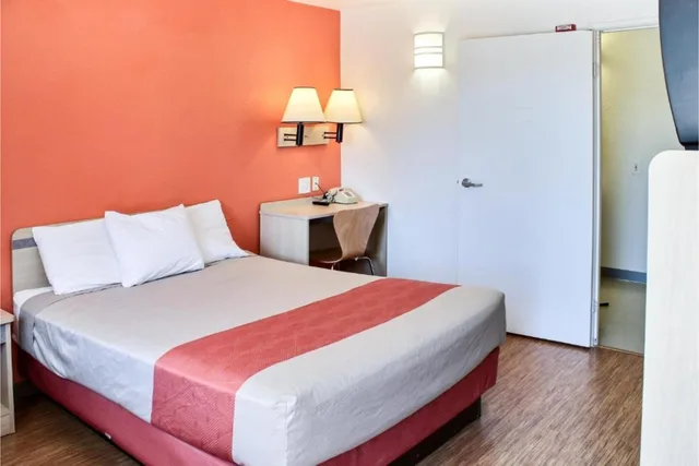 1 Queen Bed - Non-Smoking, Micfridge, Motel6 King City, CA 2/4