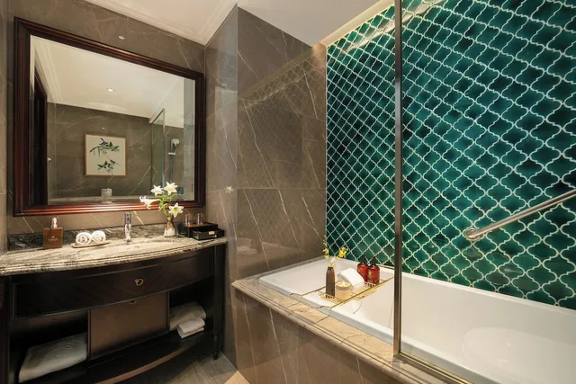Signature, Suite, King Bed, Street and City View, Balcony، La Mejor Indochine Hotel 3/3