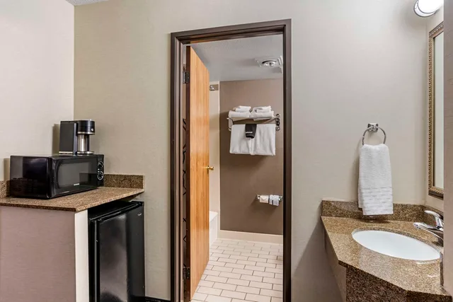 Room, 2 Queen Beds, Pool Side، Best Western Plus Landmark Inn 3/3