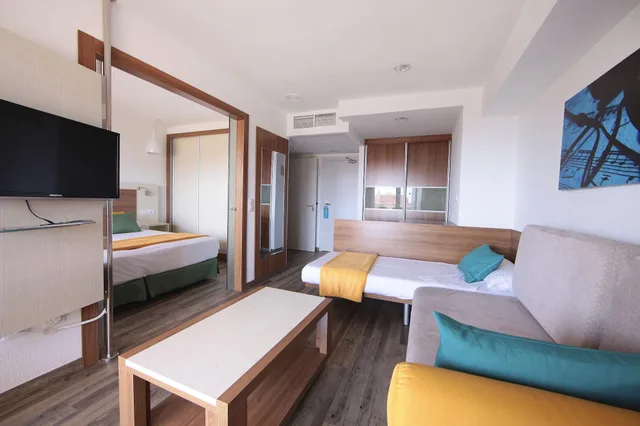 جناح مفرد بإطلالة على المسبح بشرفة بغرفة نوم واحدة، Sandos Benidorm Suites 2/4
