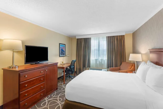 غرفة بسرير كوين يُسمح فيها بالحيوانات الأليفة بحوض جاكوزي لذوي الإعاقة، Best Western Plus Burley Inn & Convention Center 1/7