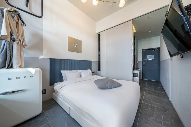 Deluxe, Double Bed, Lateral Side Sea View, H Avenue 3/5