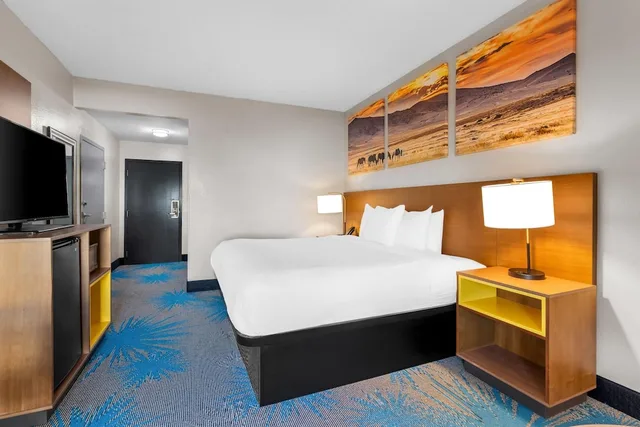 غرفة بسرير كينج لذوي الإعاقة، Days Inn Suites By Wyndham Ridgeland 1/3