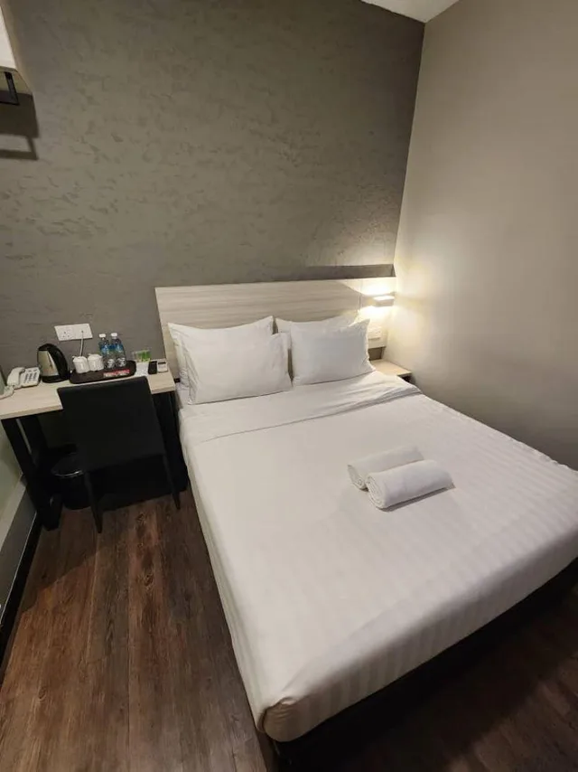 Mini, Queen Bed, No Window، The Square Hotel 2/2