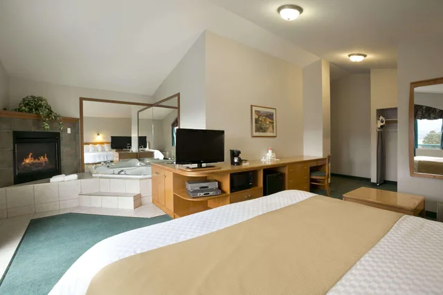 جناح بسرير كوين، Ramada Limited - Merritt 1/1