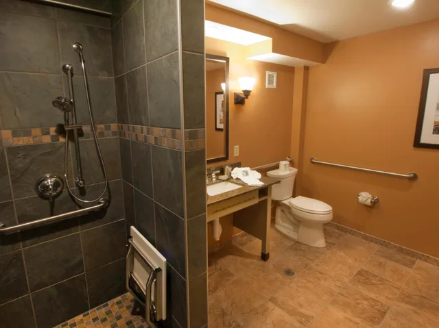 Room, King Bed, Village View, Sofa, Accessible، 1000 Islands Harbor Hotel 2/3