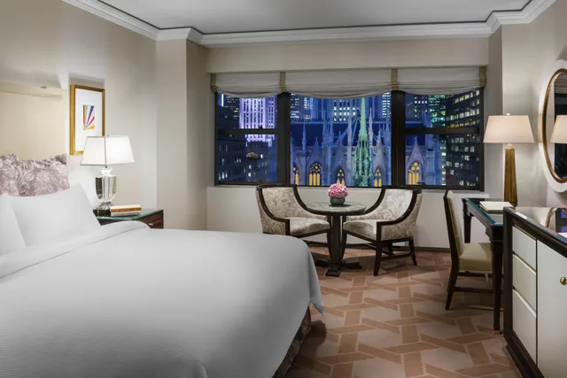 Room, King Bed, Cathedral View، Lotte New York Palace 2/3