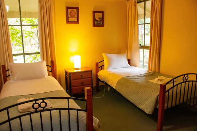 Spa, Cottage, Queen and Twin Beds، Kalimna Woods Cottages 3/10