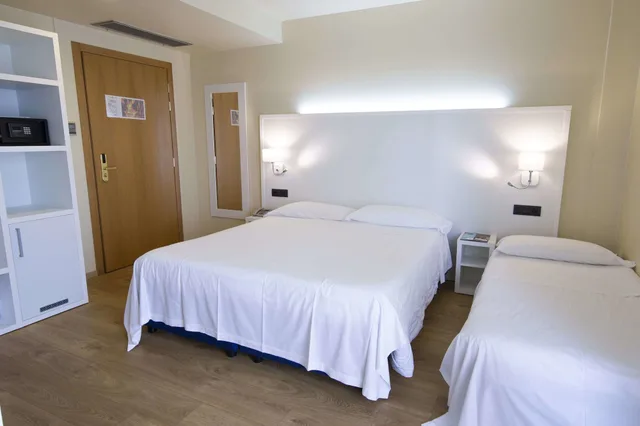 غرفة قياسية ثلاثية بسرير مزدوج وسرير فردي، HOTEL PARIGI 2 5/7