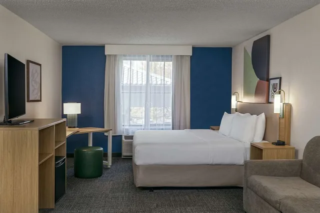 غرفة بسرير كينج مع أريكة بحوض استحمام لذوي الإعاقة، Spark by Hilton Denver International Airport 2/4