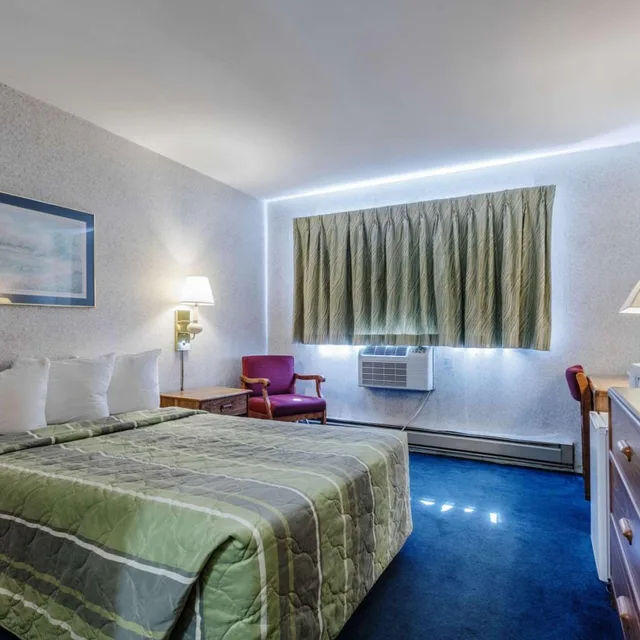 غرفة بسرير مزدوج لذوي الإعاقة، Days Inn by Wyndham La Crosse 2/9