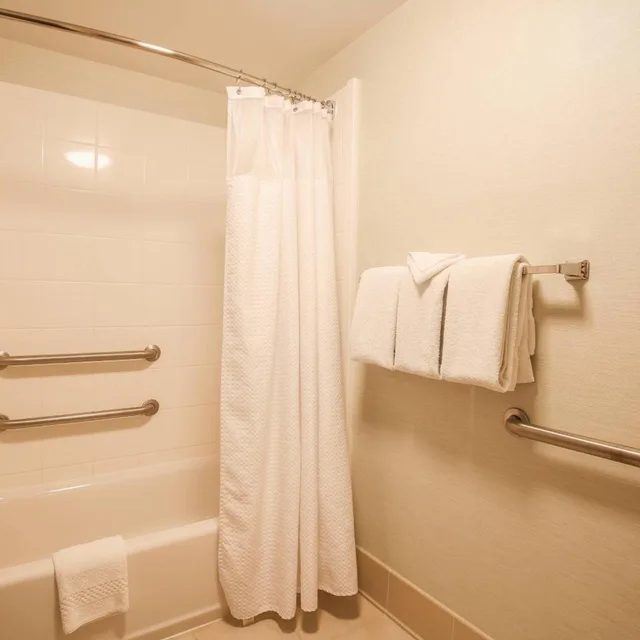 Room, 2 Queen Beds, Bathtub, Accessible, Courtyard by Marriott Flint Grand Blanc 5/6