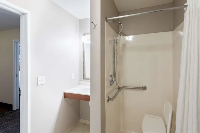 جناح استوديو بسرير كوين لذوي الإعاقة، Grandstay Residential Suites Hotel - Sheboygan 3/3
