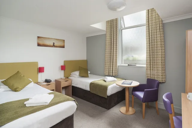 غرفة بسريرين منفصلين بإطلالة على البحر، Norbreck Hotel 5/6