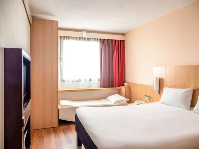 غرفة بسرير مزدوج مع سرير إضافي، Ibis Barcelona Santa Coloma 1/3