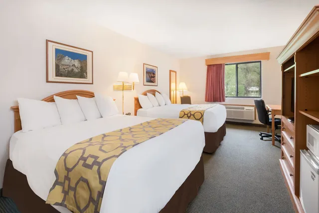 غرفة بسريرين كوين يُسمح فيها بالحيوانات الأليفة، Baymont By Wyndham Hot Springs 1/2