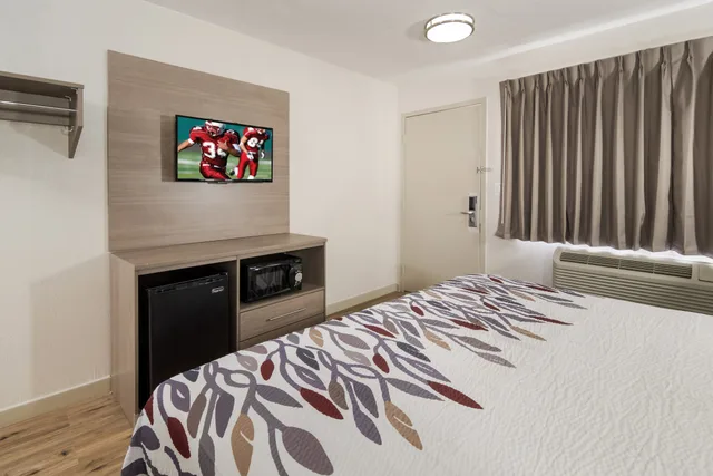 غرفة قياسية بسرير كينج للمدخنين، Red Roof Inn Fort Worth south 3/8