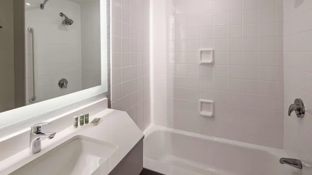 غرفة بسرير كينج بحوض جاكوزي، Best Western Paramus Hotel & Suites 8/9