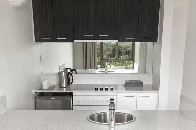 1 Bedroom, King Bed, Mantra On Jolimont 5/5